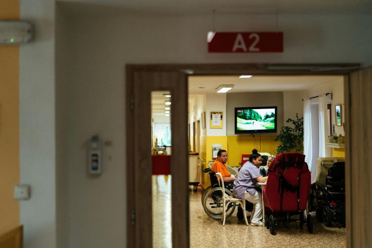 Photo by Jsme  MILA  : https://www.pexels.com/photo/nurse-and-patients-sitting-in-hallway-of-hospital-18459202/