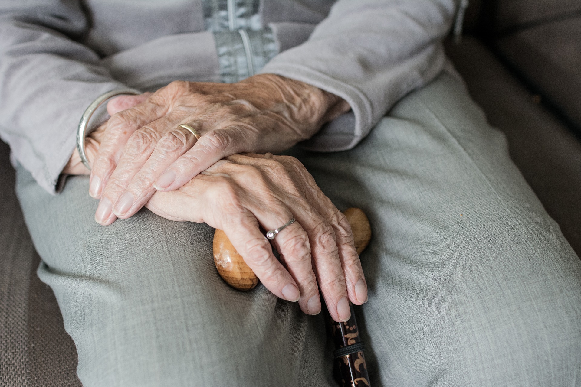 Hands of elderly woman holding cane Image by Sabine van Erp from Pixabay 