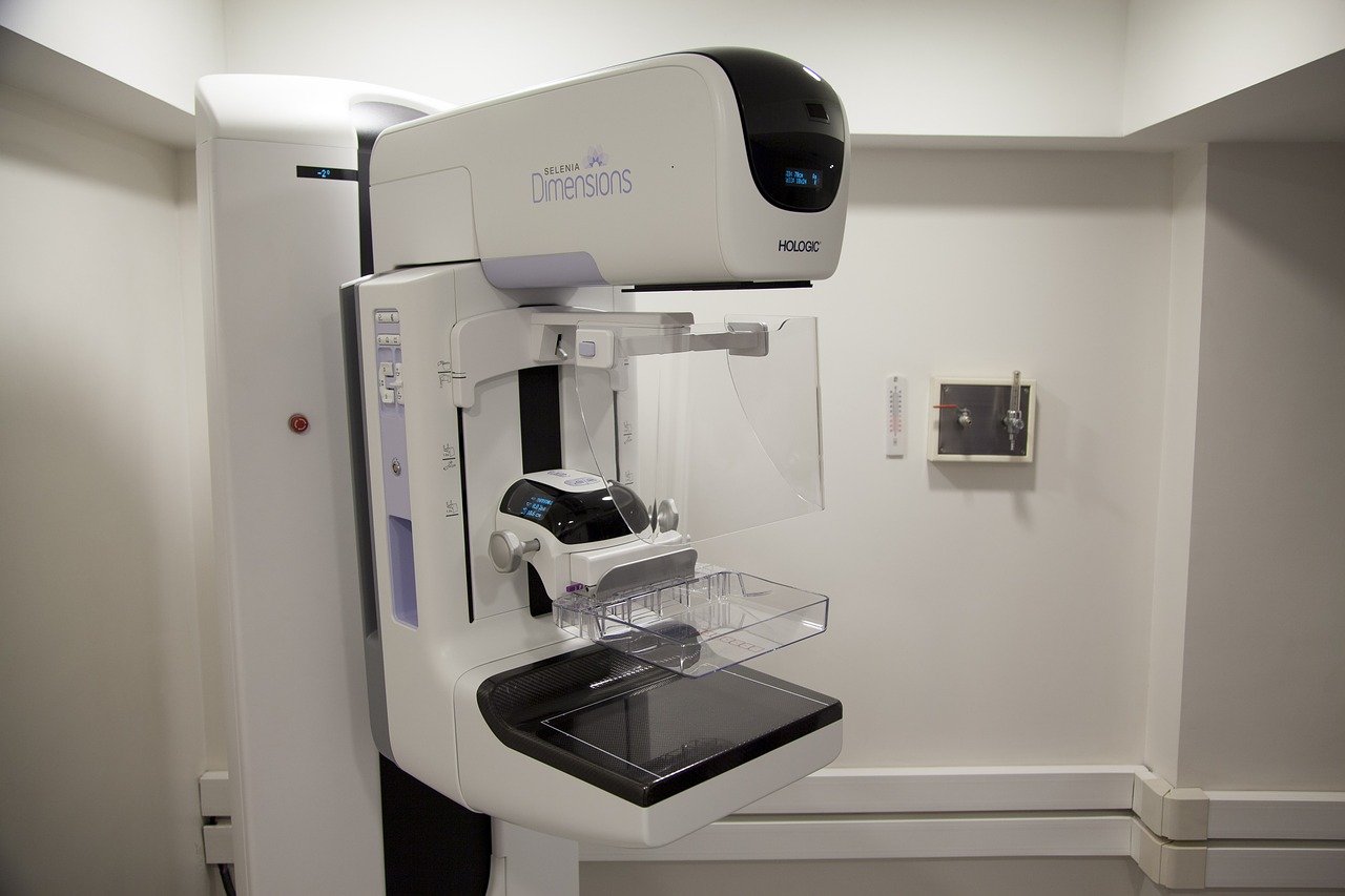 Mammography machine Image by Elías Alarcón from Pixabay
