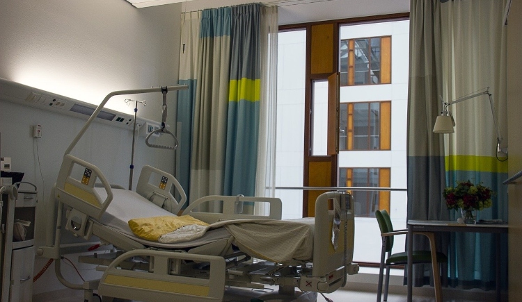Empty hospital bed Image by Cor Gaasbeek from Pixabay 