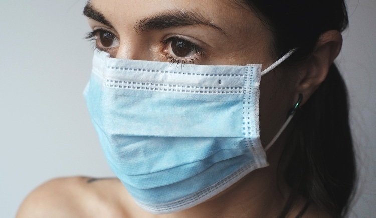 Woman wearing surgical mask Image by Juraj Varga from Pixabay 