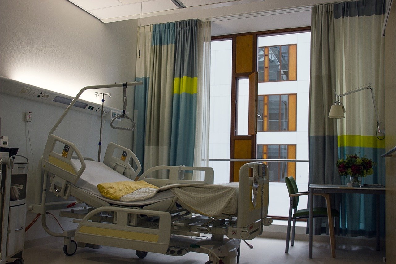 Empty hospital bed Image by Cor Gaasbeek from Pixabay 