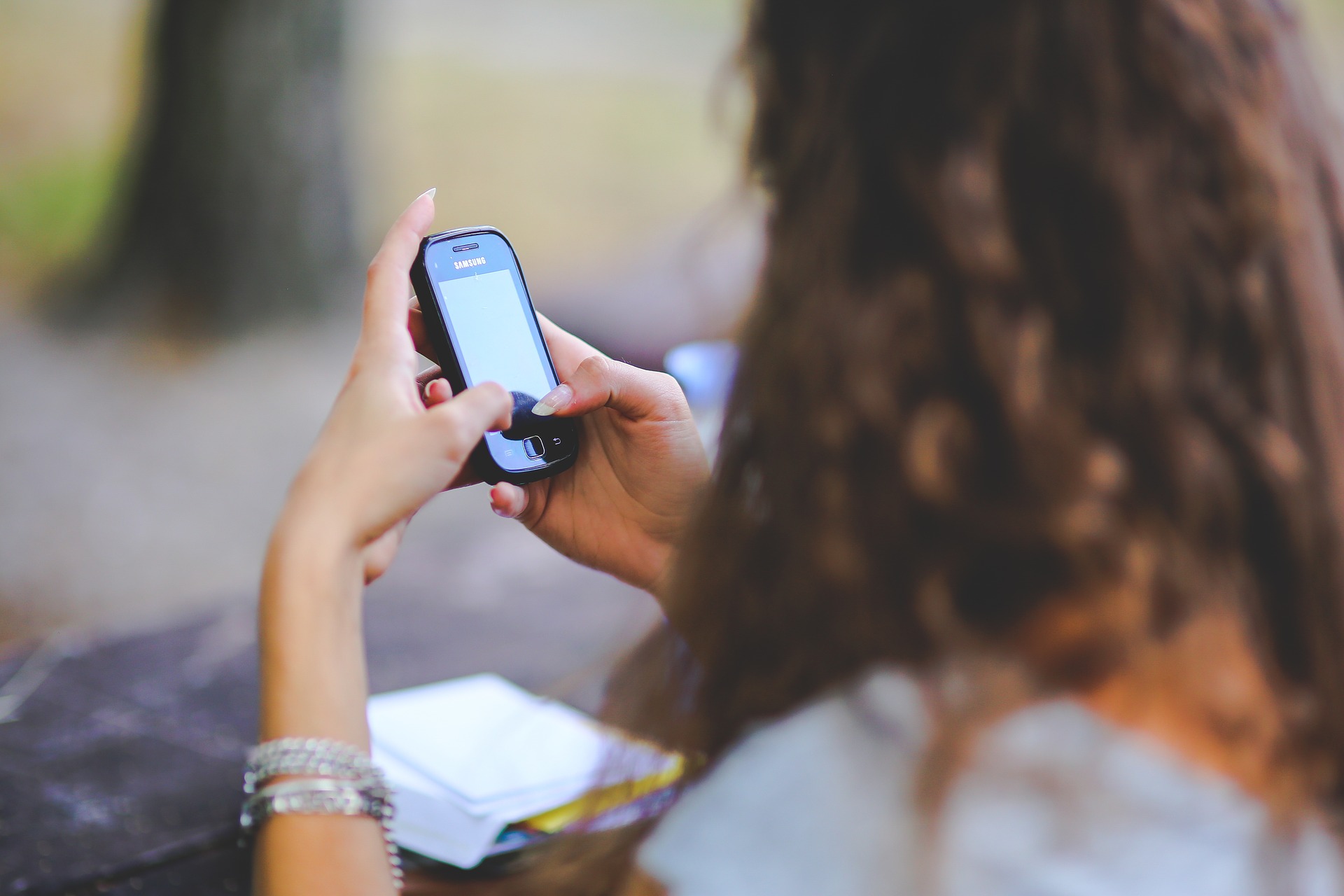 Woman holding cell phone Image by Karolina Grabowska from Pixabay